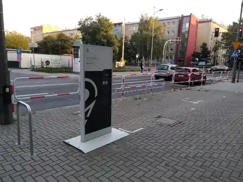 В Архангельске коммунальщики устранили повреждение тротуара