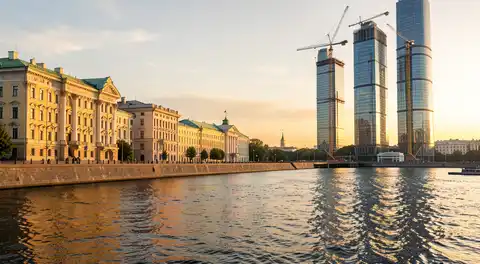 Нева в бетоне: кто застраивает набережные Петербурга