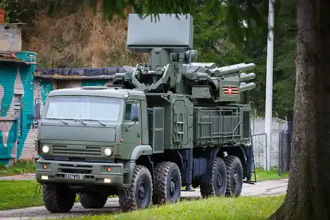 Девять дронов на подлёте к Москве: что стоит за утренней сводкой мэра
