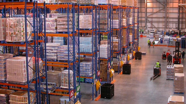Продавцы забирают товар домой. Кому нужны маленькие склады?