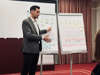 Вадим Фогель проводит фасилитацию у флипчартов