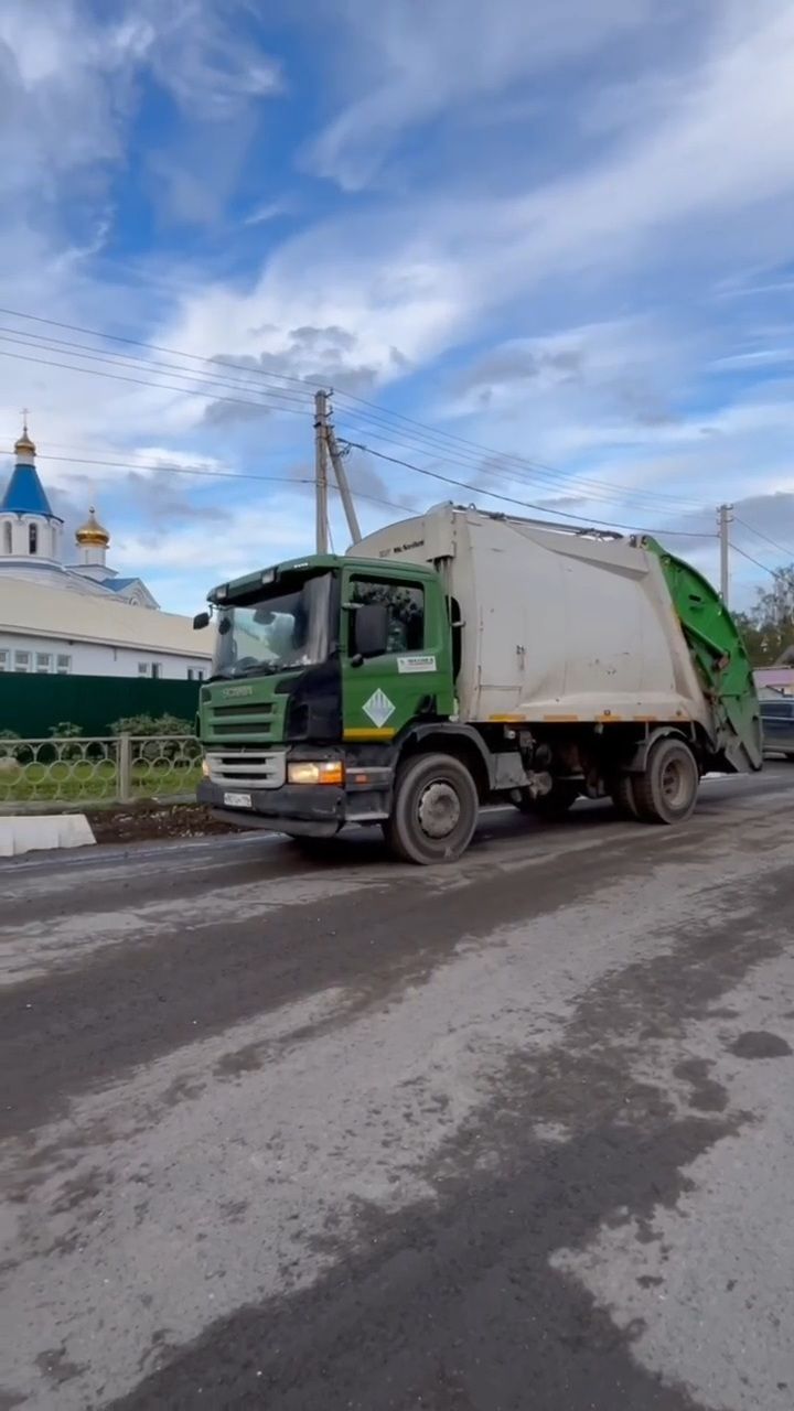 Целый посёлок продолжает жить под колёсами мусоровозов